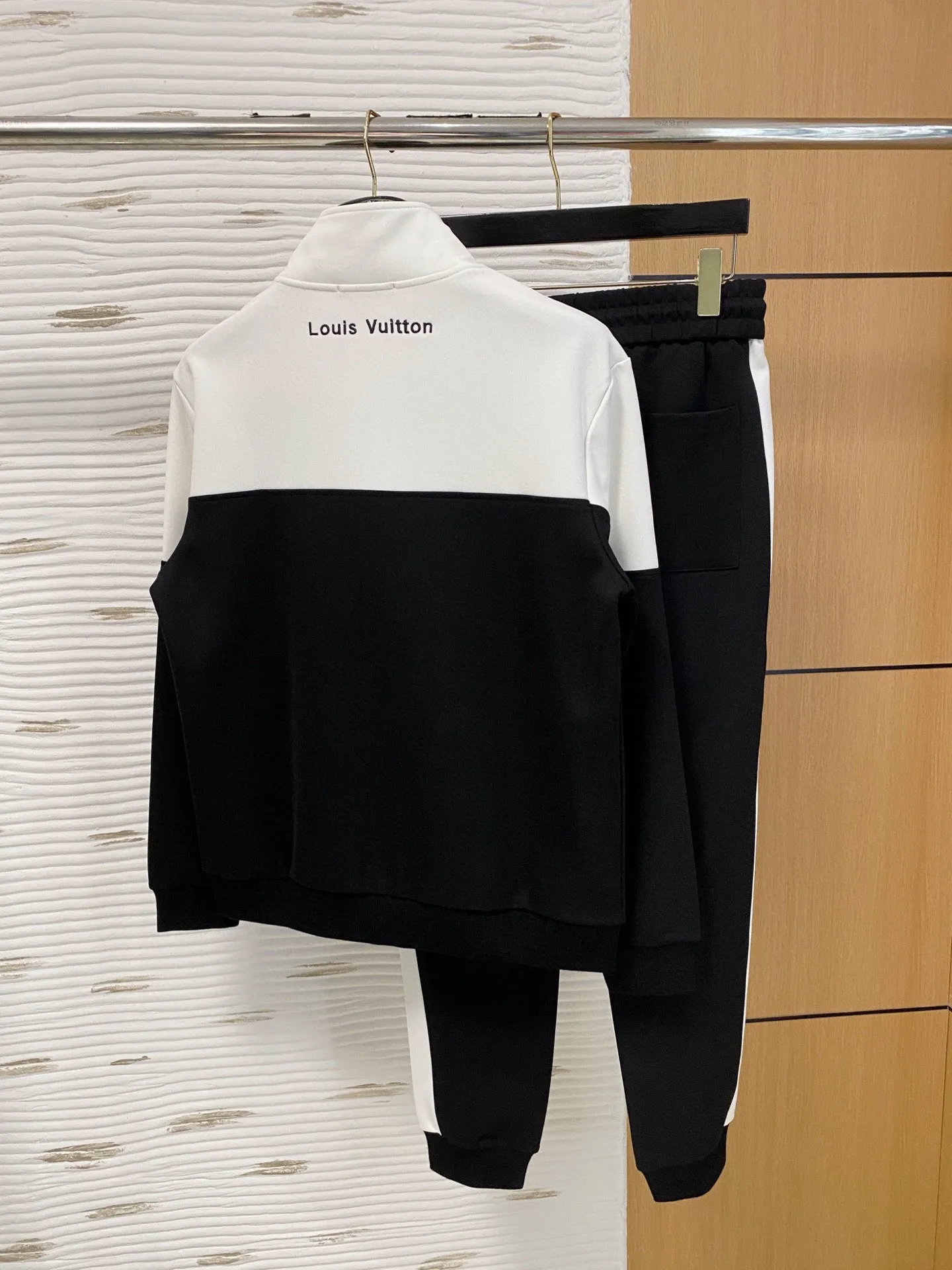 🅿️720 [LV Louis Vuitton] hot-selling suit is coming. Focus on the original version of the official website. 2025 new hot-selling cardigan and sweatshirt suit. The original order is the best. 🇭🇰The meticulous work of top designers. Just for a fitting and perfect upper body effect. All-natural high-quality Tencel Roman cotton 100%, close-fitting comfort, noble and elegant! Original hardware embodies elegance and nobility! Counter size: M-3XL (maximum wear up to 190 pounds)